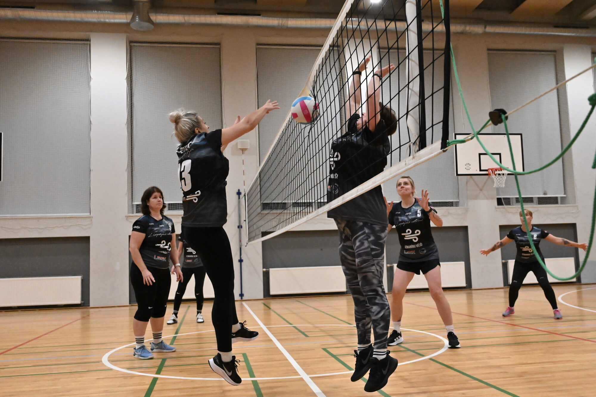 Foto: “Spēlē, ķer, servē”. Liepājas māmiņas apliecina, ka sportot var jebkurā vecumā