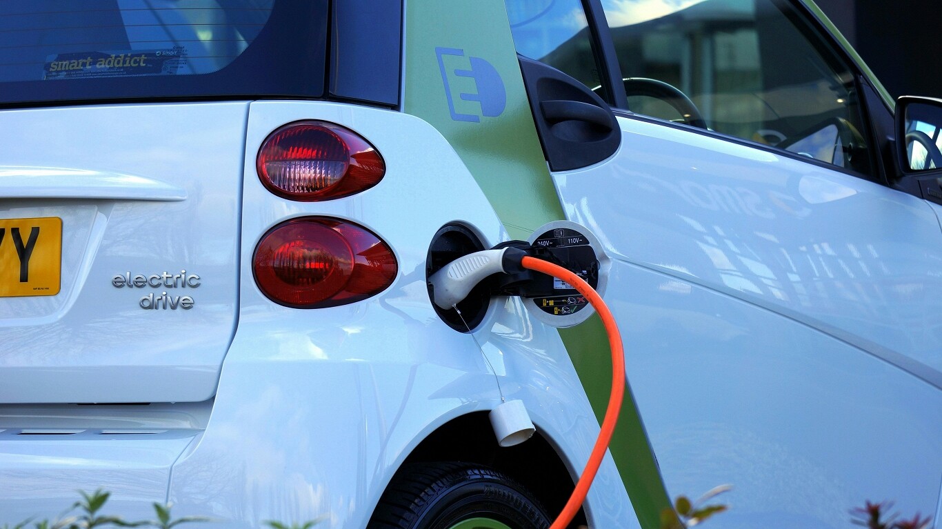 Spānija investēs 700 miljonus eiro elektroauto tirdzniecības veicināšanai