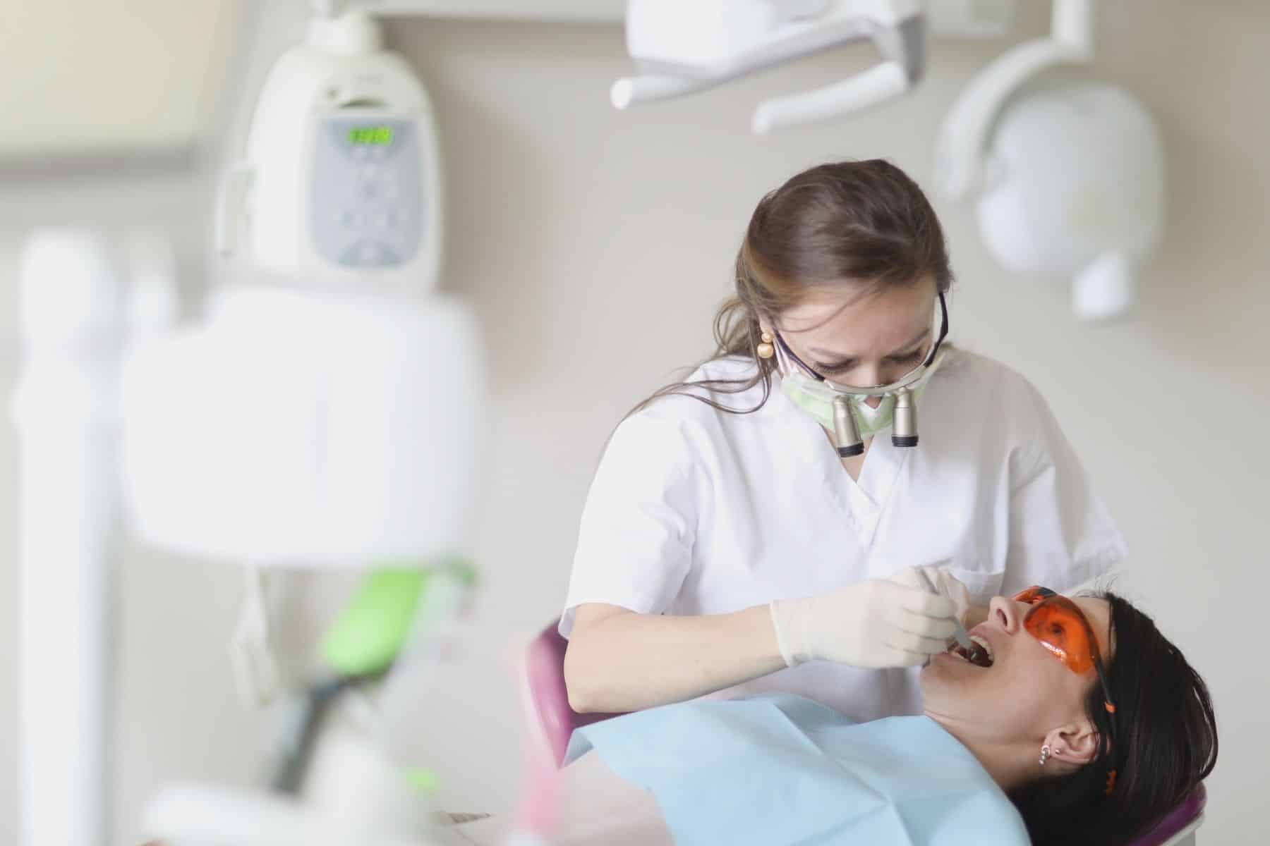 Kā notiek zobu plombēšana un cik ilgi kalpo plombes?