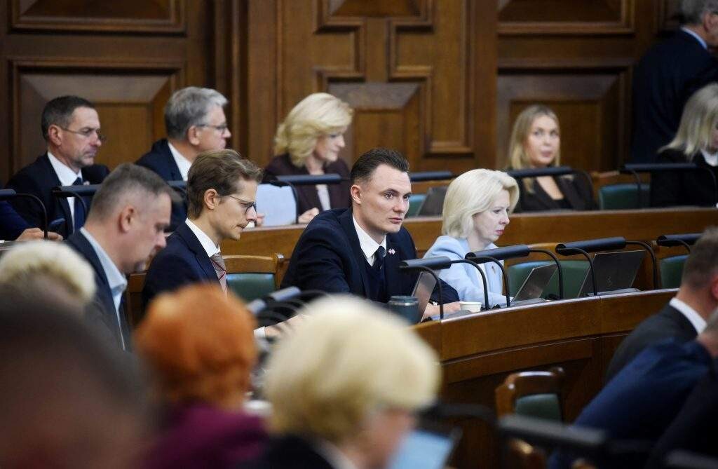 Saeimā spraigas debates par priekšlikumu atcelt naudas balvas ministrijās un citās valsts iestādēs