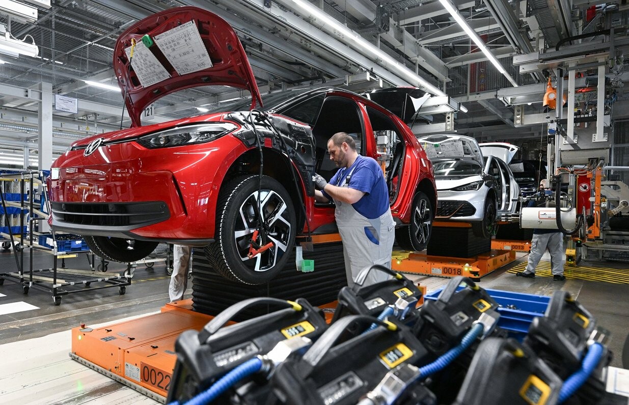 “Volkswagen” pirmo reizi vēsturē pārtrauc ražošanu Vācijas rūpnīcā