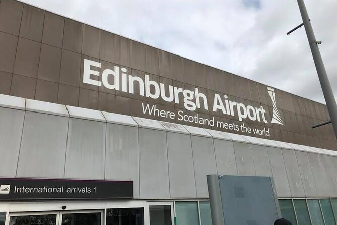 Edinburgas lidostā pēc IT problēmu novēršanas atsākti lidojumi