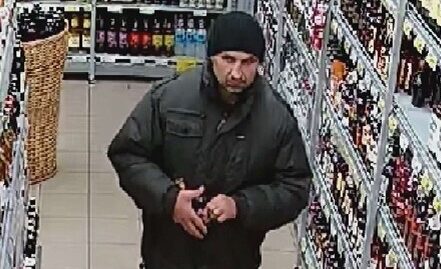 Policija Liepājā skaidro vīriešu identitāti