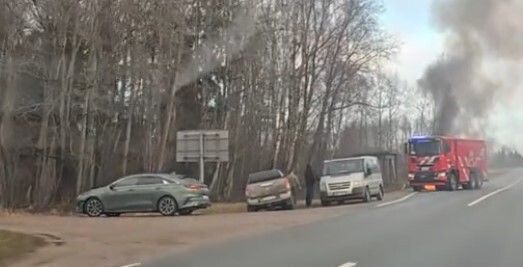 Video: Piektdien Rudbāržu pagastā uz A9 degusi automašīna