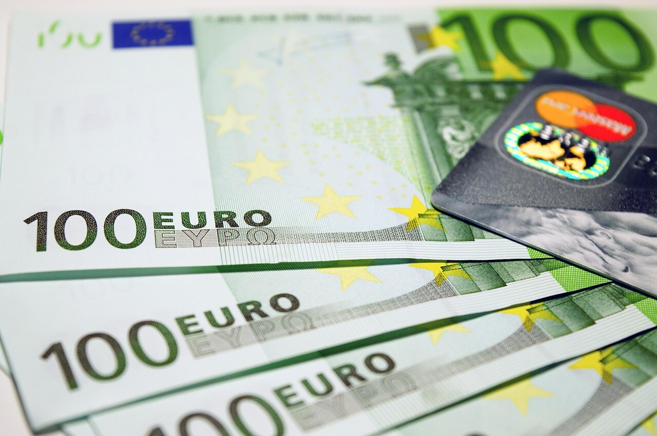Finanšu ministrija darbinieku prēmijās un naudas balvās pērn izmaksāti 626 010 eiro