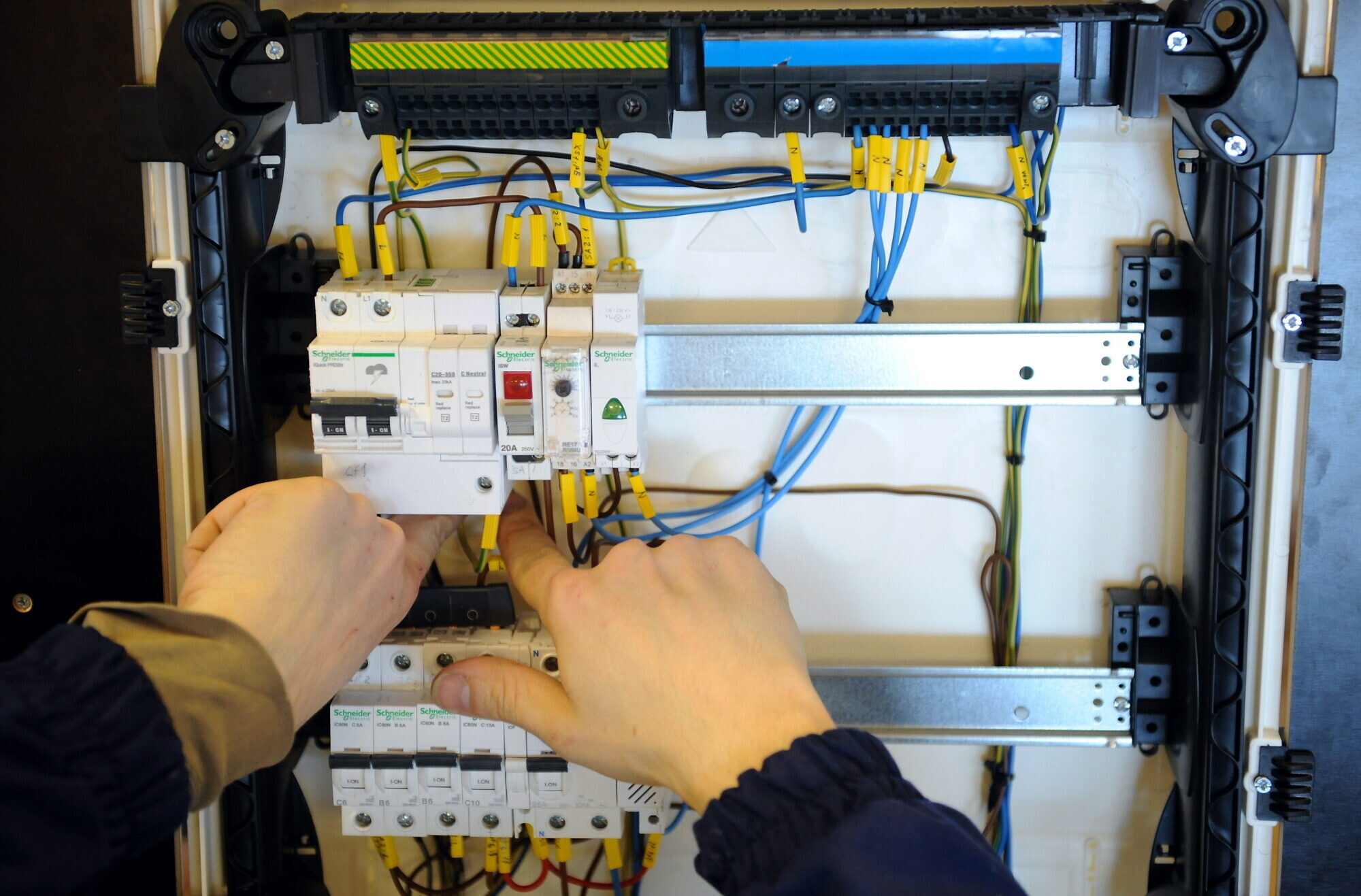 Piektdienas pievakarē vairāk nekā 2000 klientu Liepājā palika bez elektrības
