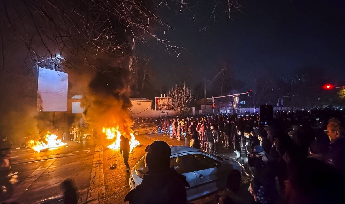 Irānas policijas priekšnieks aicina protestētājus padoties policijai