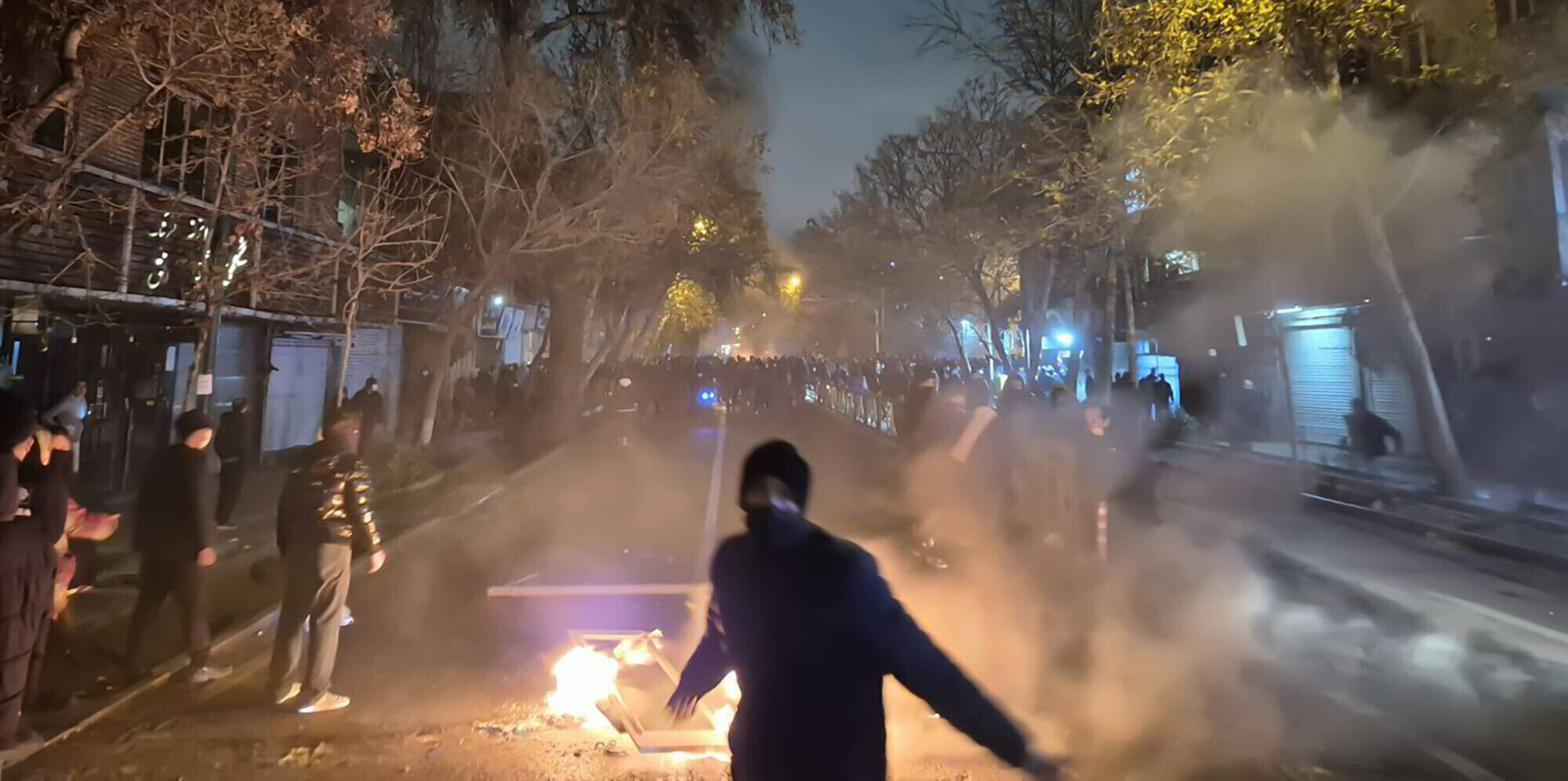 Irānas gāztā šaha dēls aicina demonstrantus ieņemt pilsētu centrus