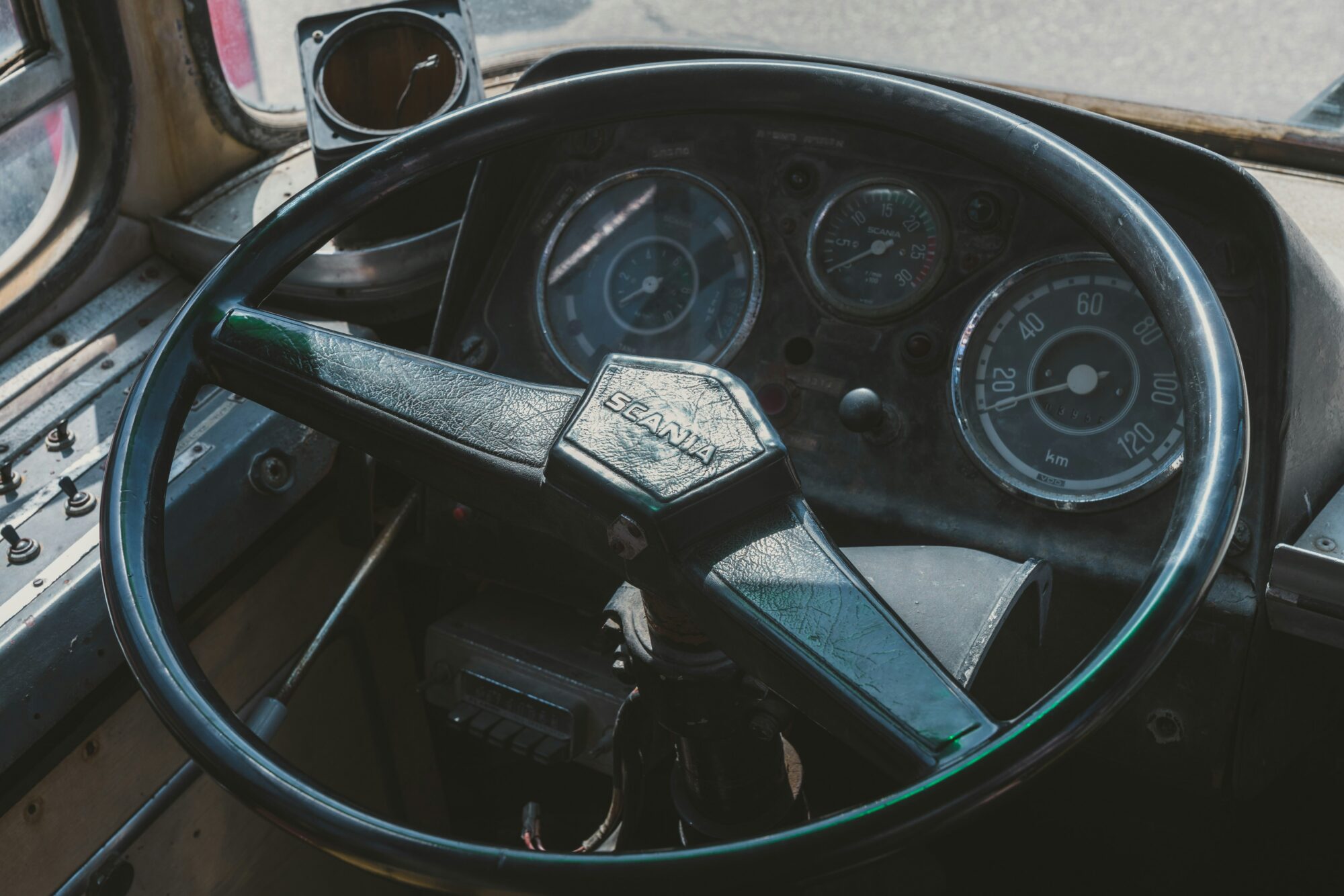 Nepiesprādzējies šoferis Vecpilī nenotur smago auto uz ceļa un nonāk slimnīcā