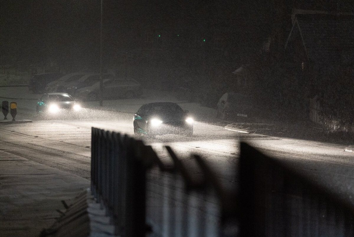 Vētras dēļ Francijā un Lielbritānijā tūkstošiem mājsaimniecību traucēta elektroapgāde