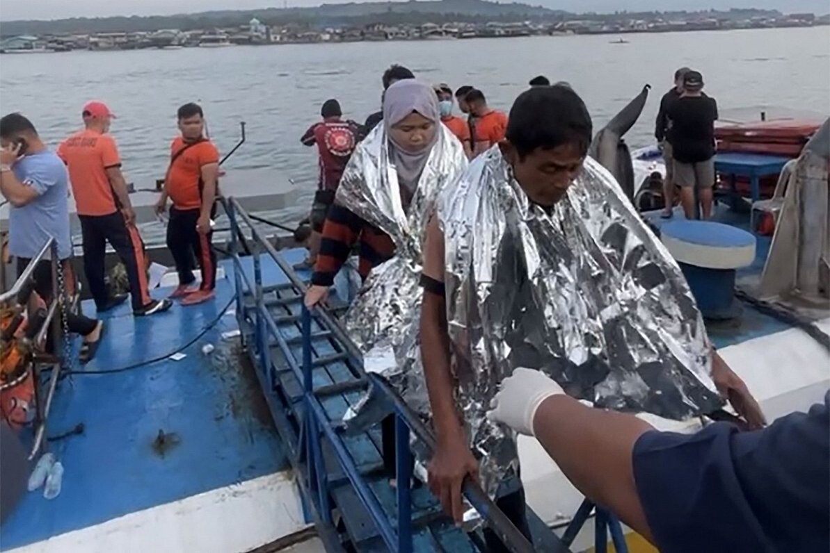 Pie Filipīnām nogrimis pasažieru prāmis, vismaz 15 cilvēki gājuši bojā