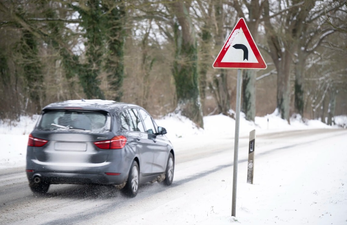 Ceturtdien uz autoceļiem cietuši seši cilvēki, bet septiņi šoferi pieķerti reibumā
