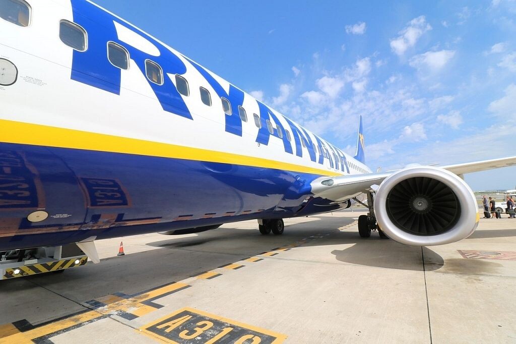“Ryanair” reisā no Grieķijas uz Vāciju lidmašīnas salonā saplīsis iluminatora stikls