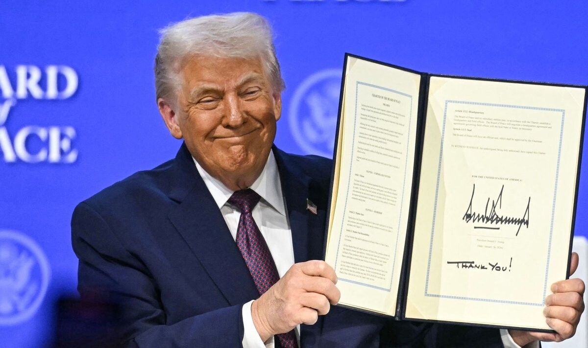 Tramps ceremonijā Davosā oficiāli izveido Miera padomi
