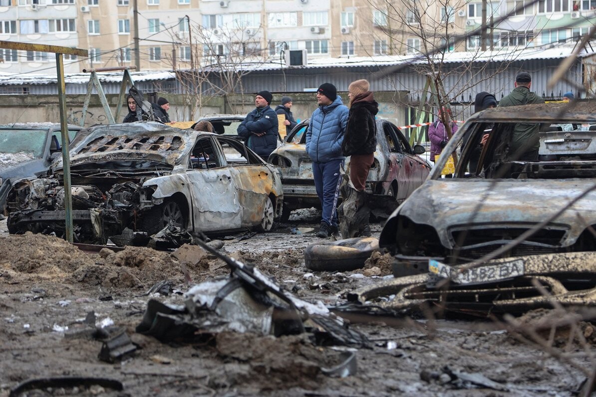 Krievija naktī uzbrukusi Ukrainai ar vienu raķeti un 111 droniem