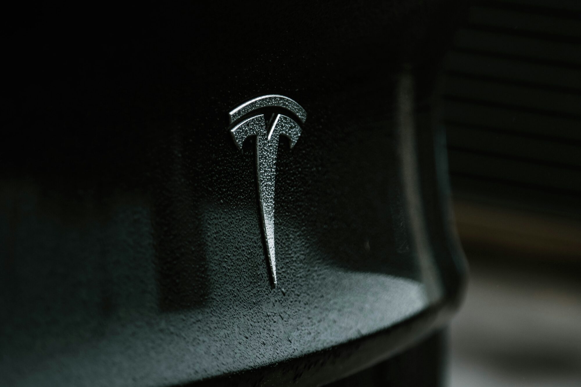 “Tesla” peļņa pērn nokritusies par 46%