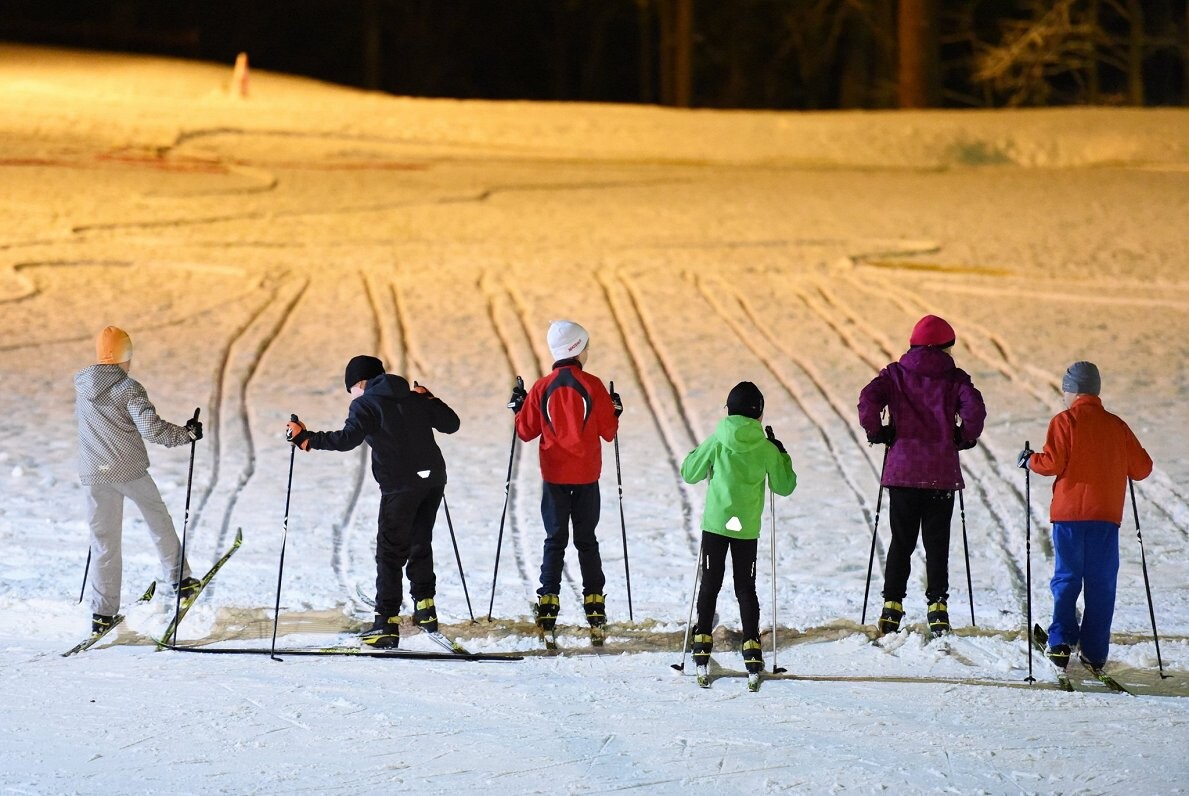 Svētku brīvdienās Latvijas slēpošanas trasēs bija liels apmeklētāju skaits