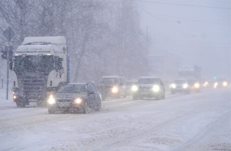 Šorīt vietām Latvijā autoceļi sniegoti un apledo