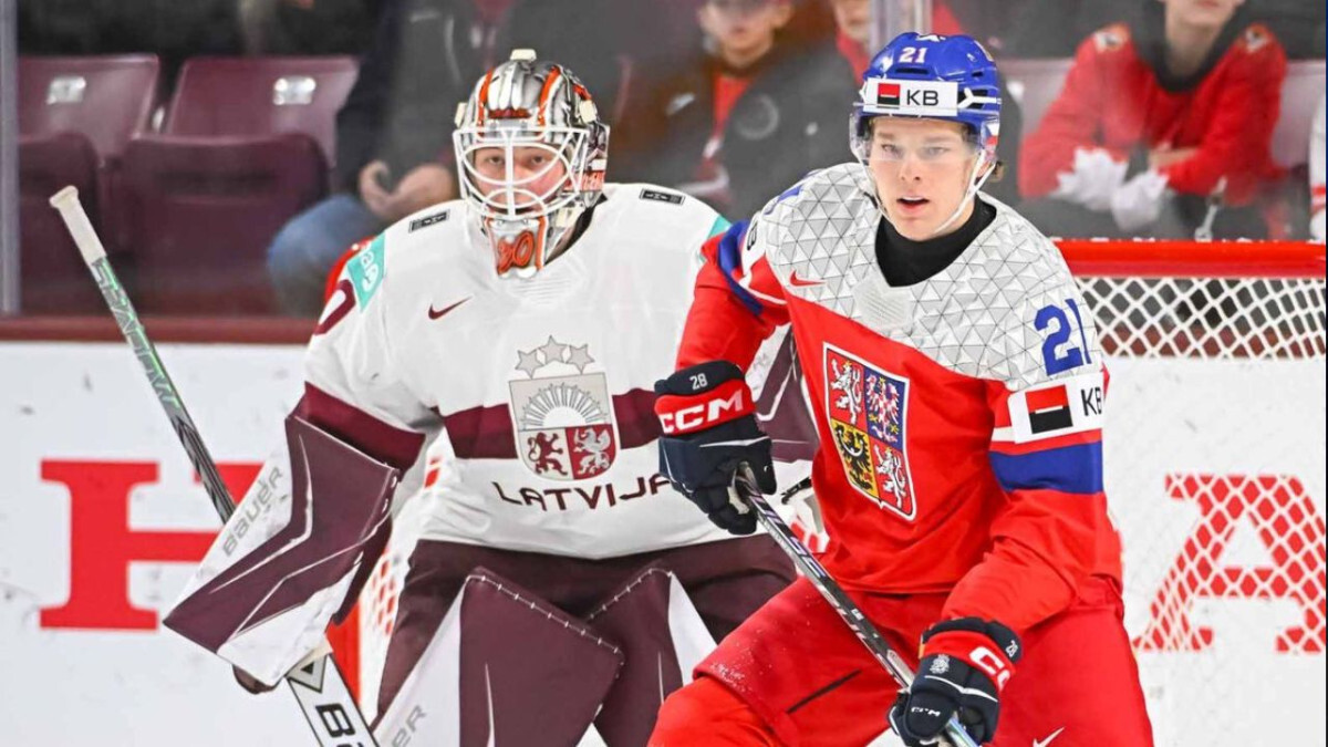 Video: Latvijas U-20 hokejisti spēlē par trešo vietu apakšgrupā zaudē čehiem