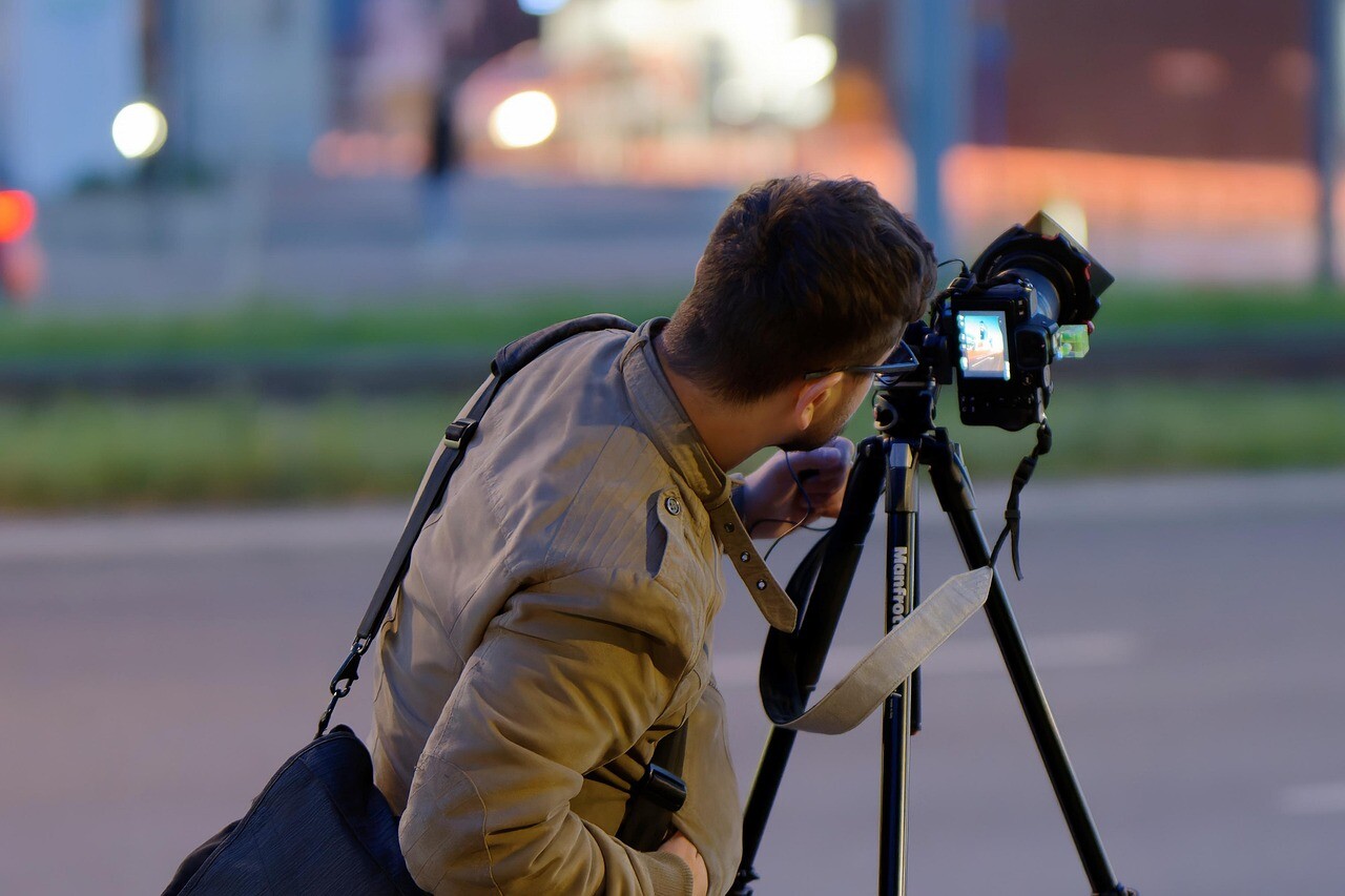 Datu valsts inspekcija: Iestāžu apmeklētāji drīkst filmēt un fotografēt amatpersonas, bet materiālus nav ļauts publiskot