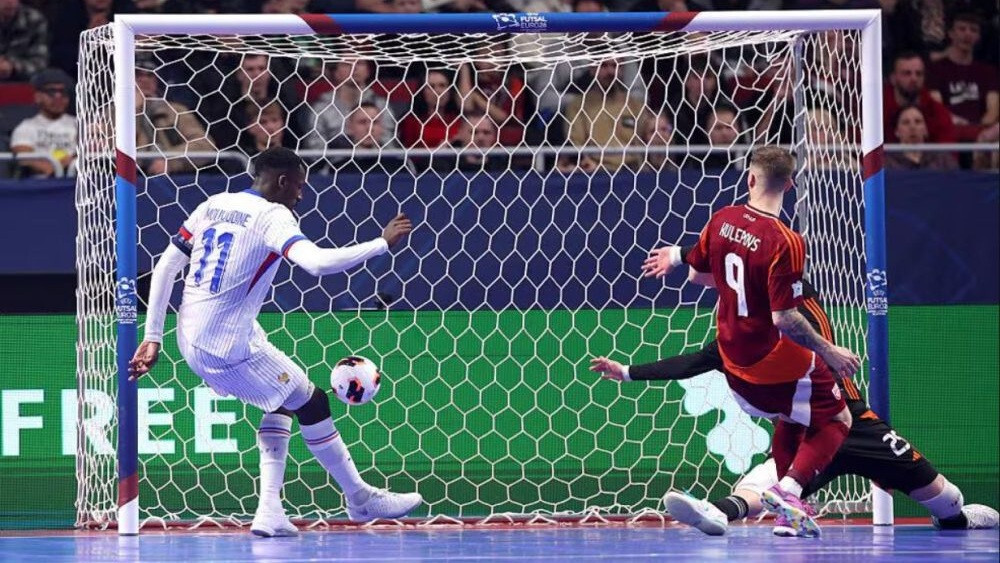 Latvijas telpu futbolisti Rīgā Eiropas čempionāta mačā zaudē Pasaules kausa pusfinālistei Francijai