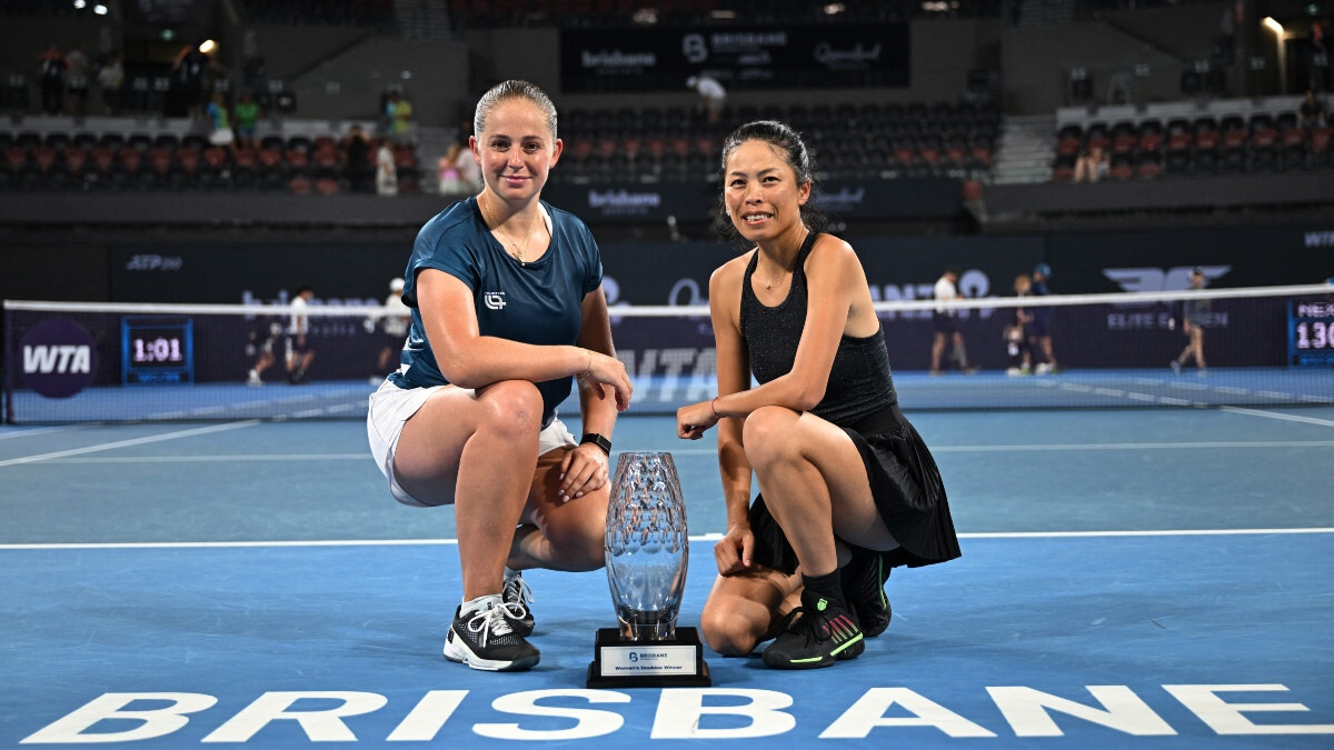 Video: Ostapenko ar Sji izcīna Brisbenas “WTA 500” turnīra dubultspēļu titulu