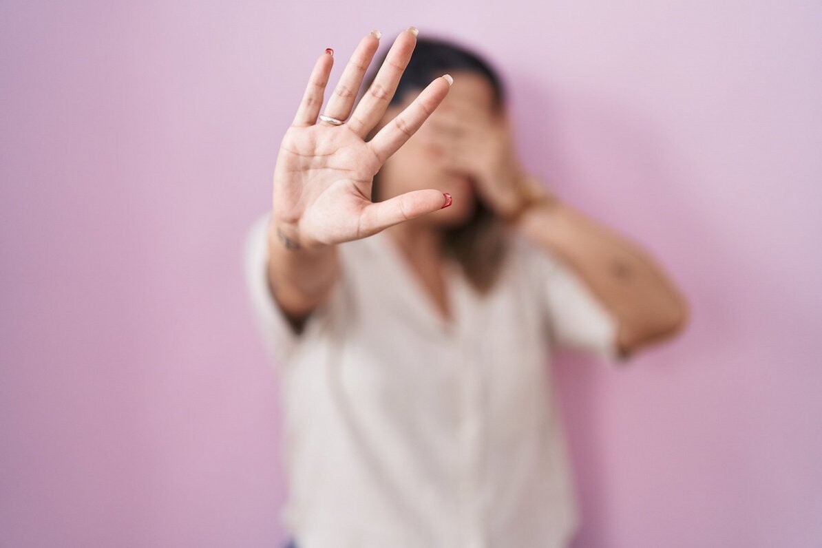 Divas sievietes apsūdz luterāņu garīdznieku Eimani seksuālā izmantošanā pusaudžu gados, mācītājs vainu noliedz