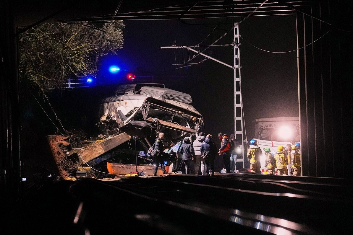 Vilciena avārijā Katalonijā viens bojāgājušais un desmitiem ievainoto