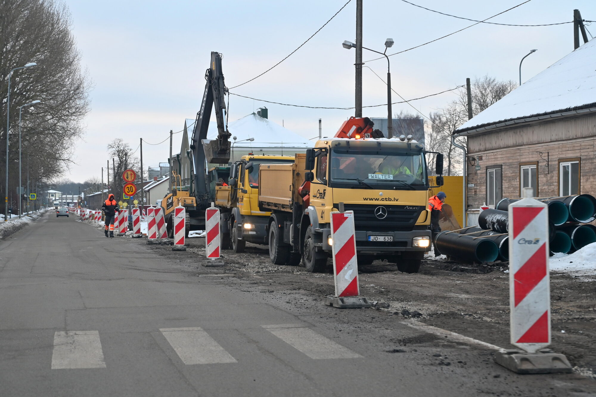 Foto: Oskara Kalpaka ielā būvē ūdensvadu un kanalizāciju