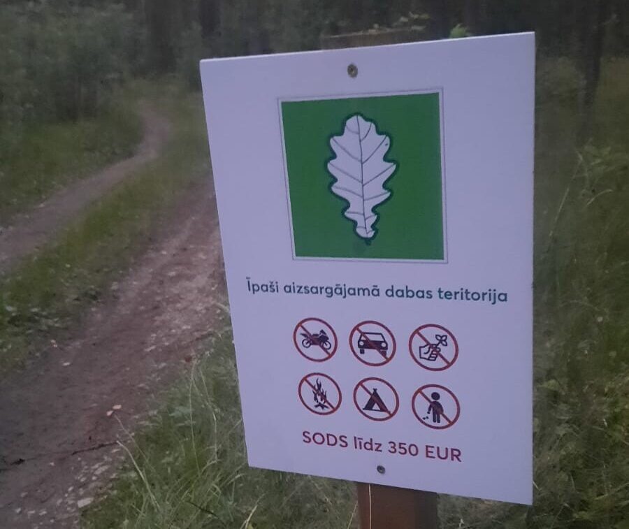 Papē noņem nesaskaņotās ceļa zīmes