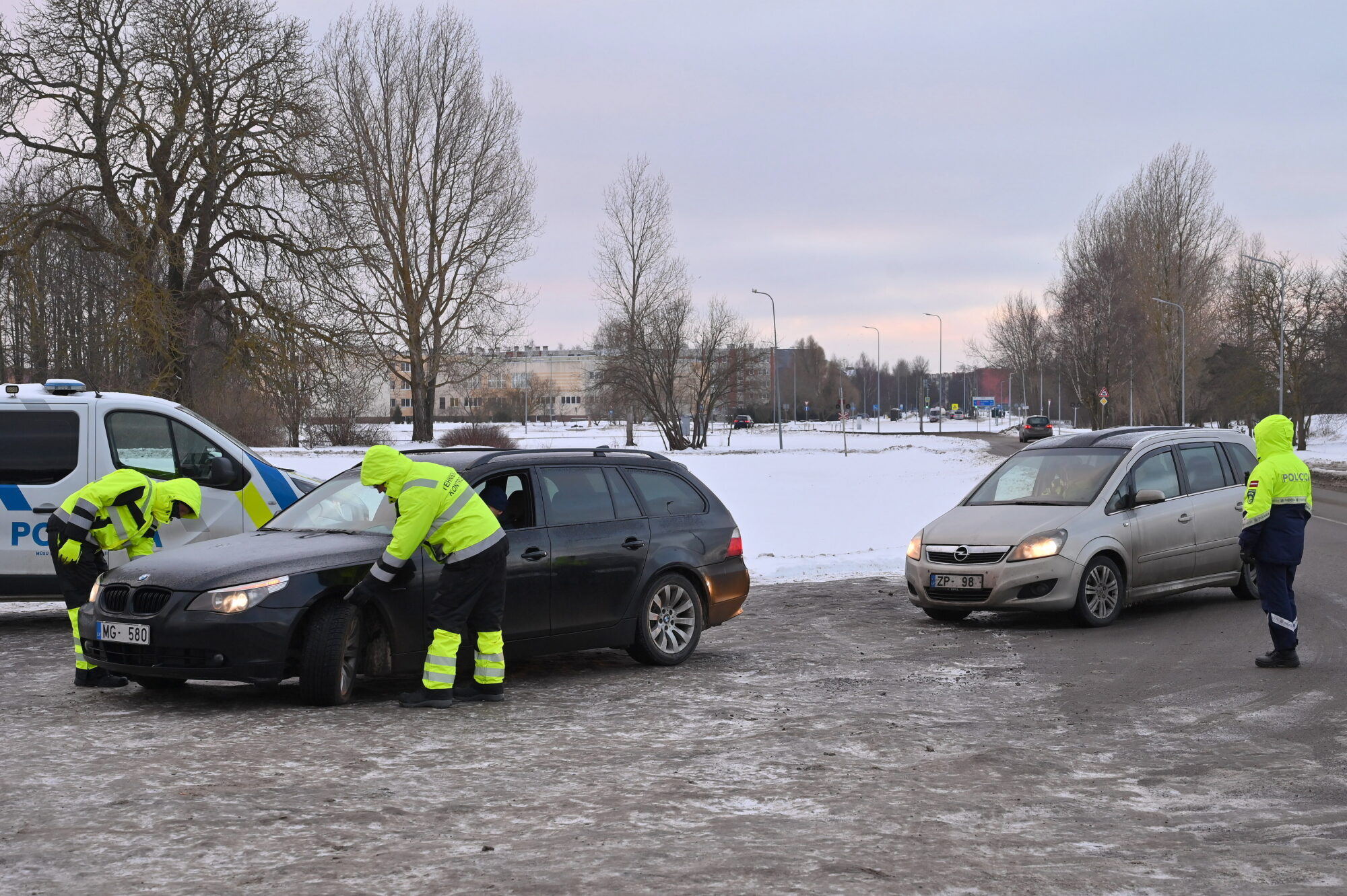 Policija pārtrauc aizliegtu nakts braucienu ar plikām riepām