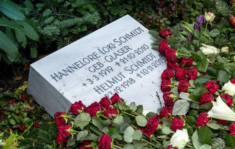 Hamburgā apgānīts kanclera Šmita kaps