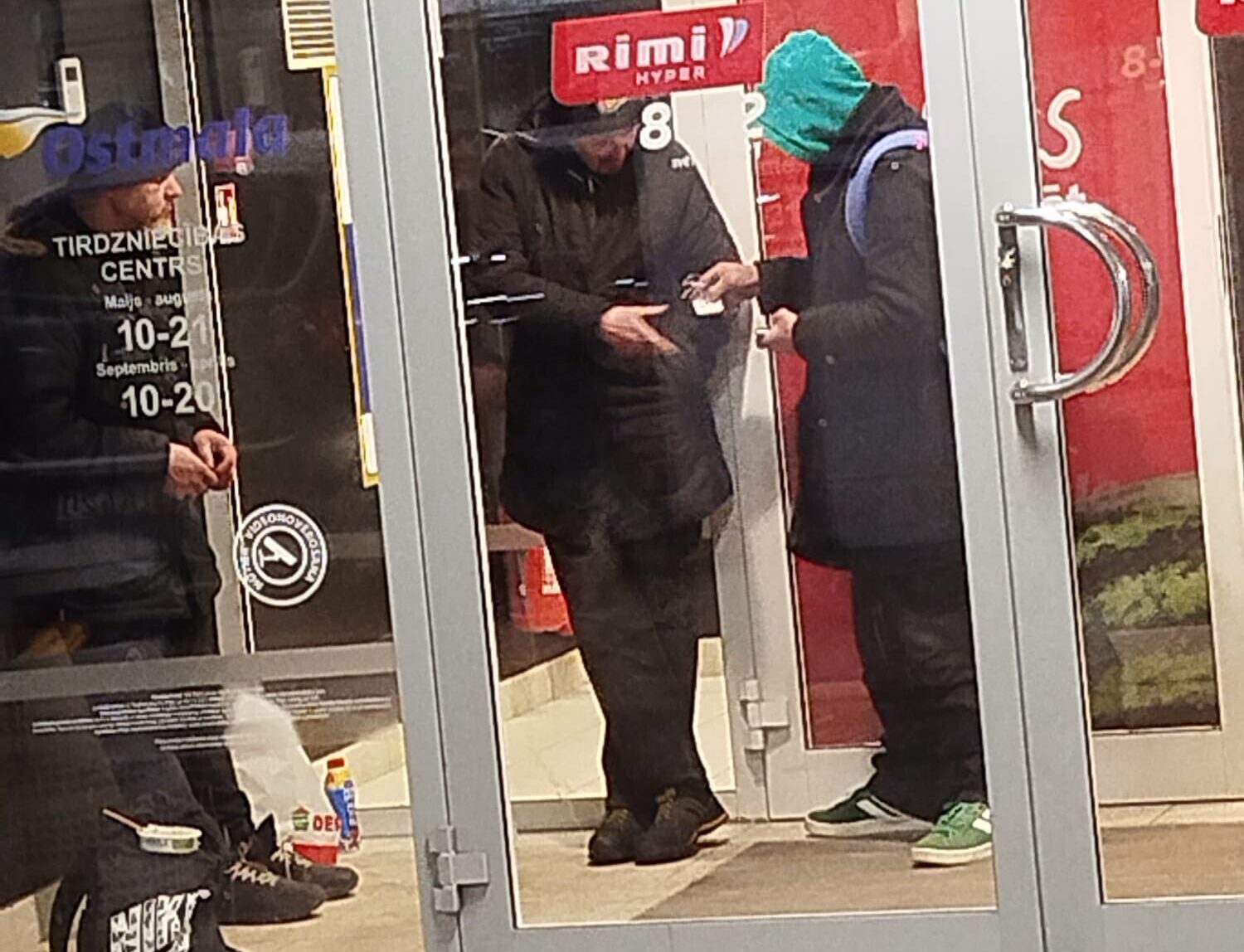 Foto: Bezpajumtnieki pārņem “Ostmalu”: mazgājas tualetēs, mielojas pazemes stāvvietā