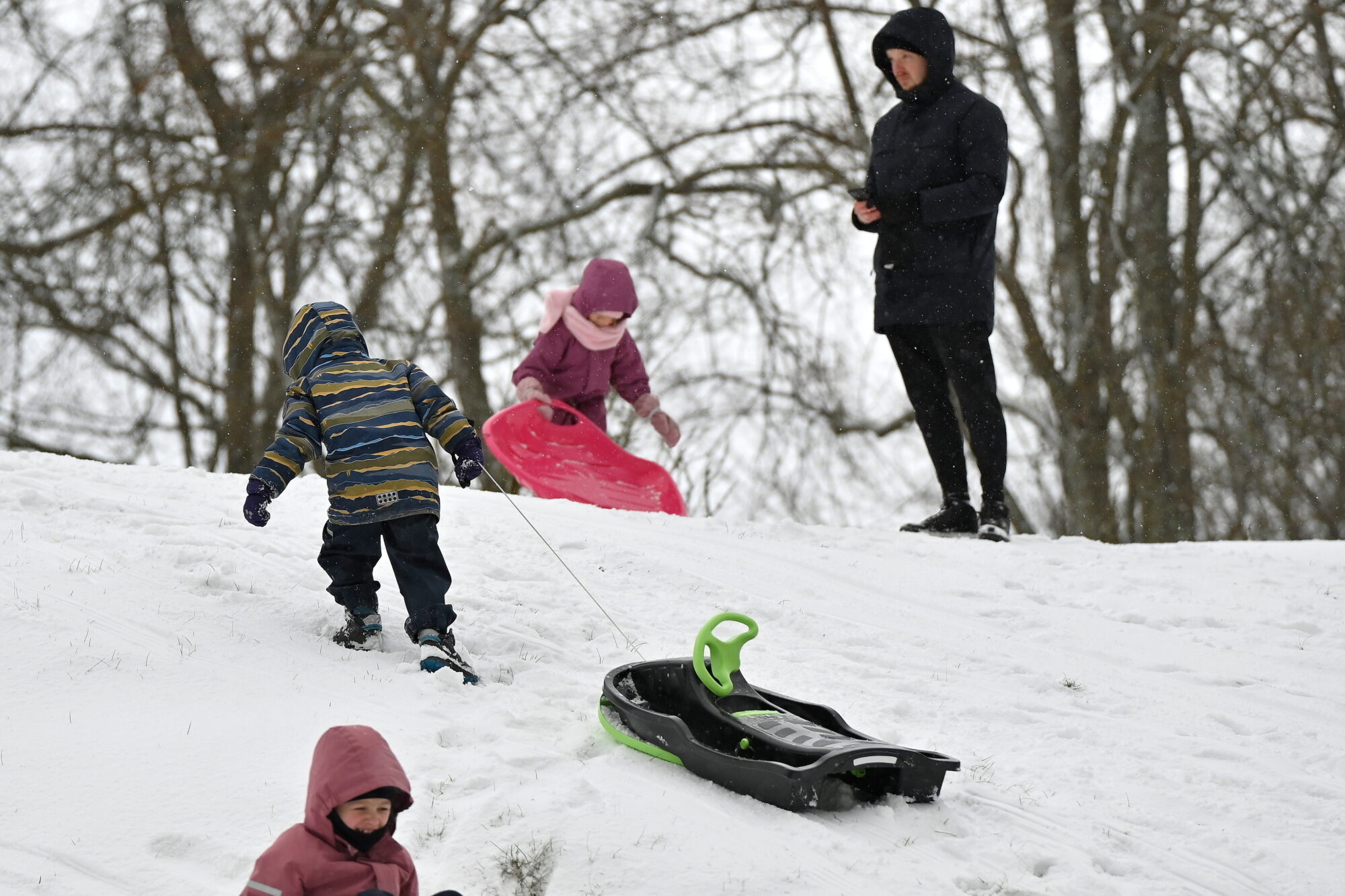 Slideni kalniņi un bīstami kritieni: traumatologs brīdina par ziemas prieku tumšo pusi