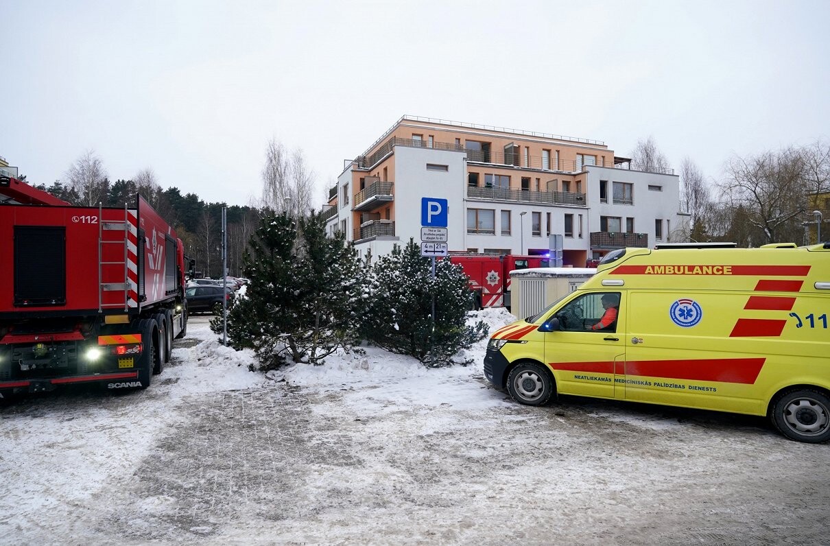 Policija vēl nav izvirzījusi konkrētas versijas par ugunsgrēku daudzīvokļu mājā Krustkalnos
