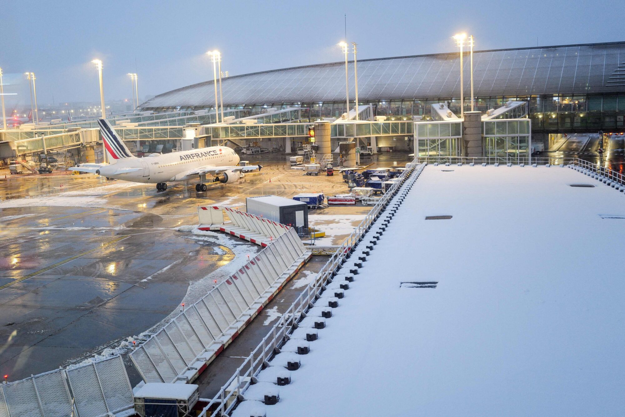 Parīzes lidostās snigšanas dēļ atcelti avioreisi