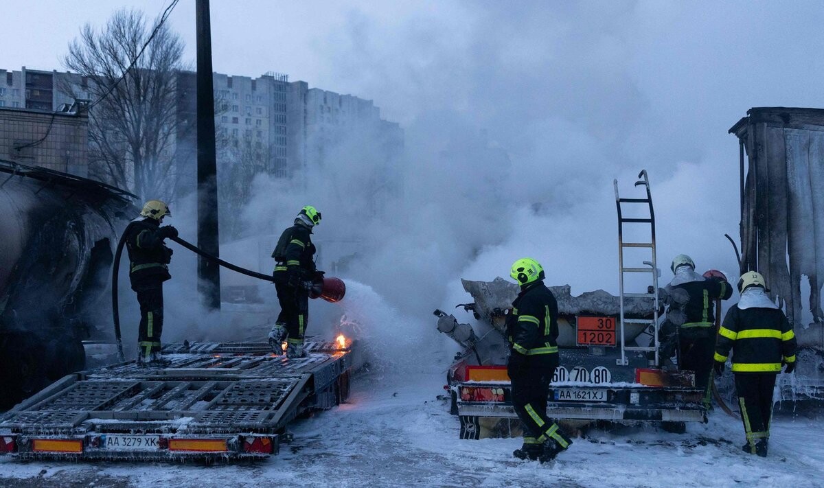 Krievija naktī uzbrukusi Ukrainai ar divām raķetēm un 102 droniem