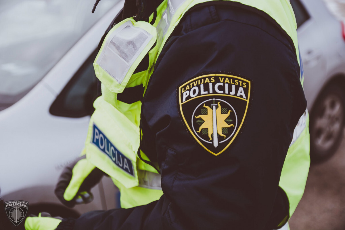Brauc kā briedis Kurzemē, ignorējot tiesas liegumu vadīt auto