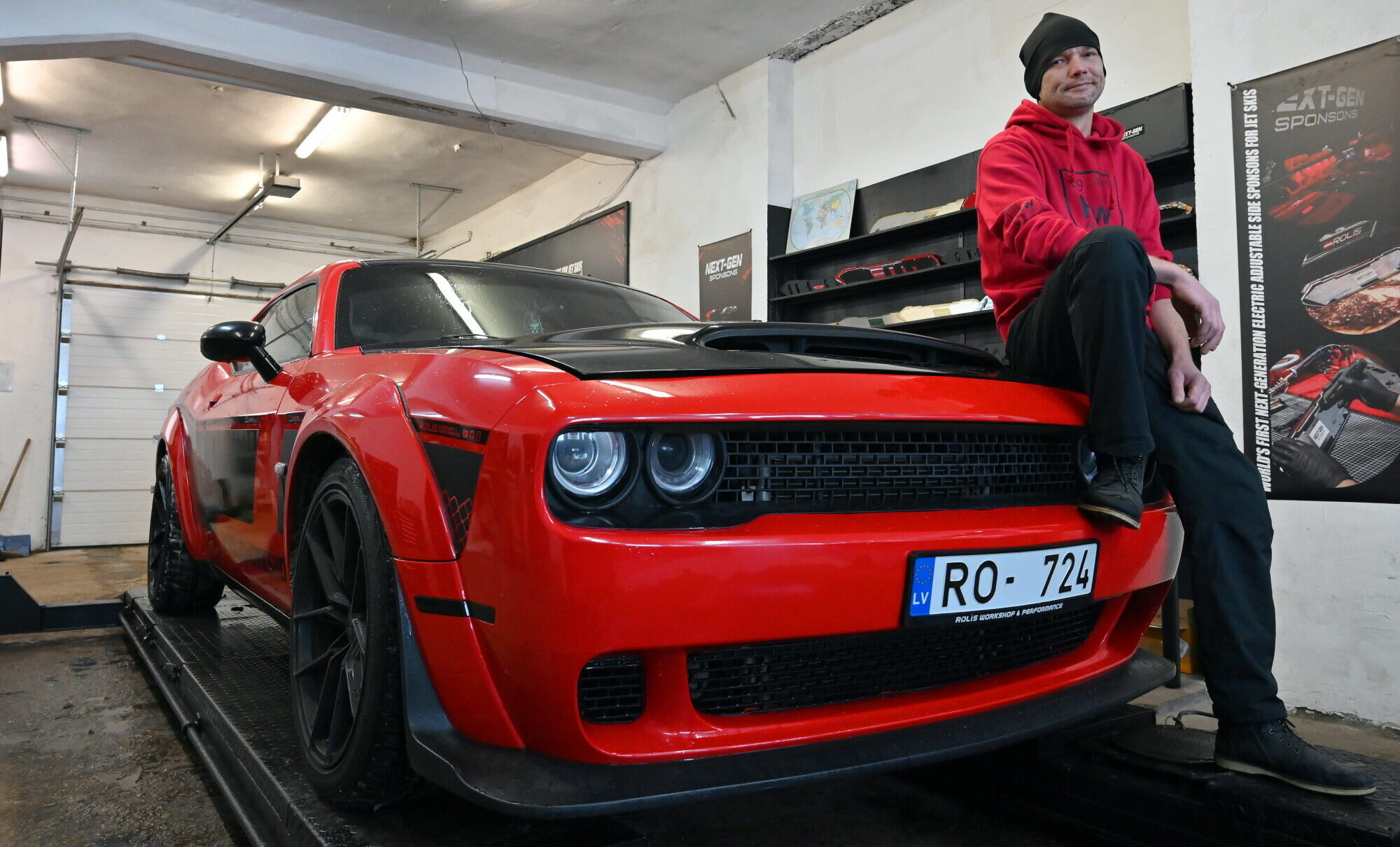 Foto: Auto, uz kuru atskatās – Rolanda Lukjanova sarkanais un skaļais “Dodge Challenger”