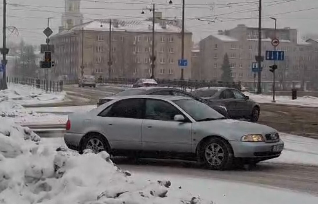 Video: Tramvaju tilta abās pusēs īslaicīgi nedarbojās luksofori, radot apjukumu satiksmē