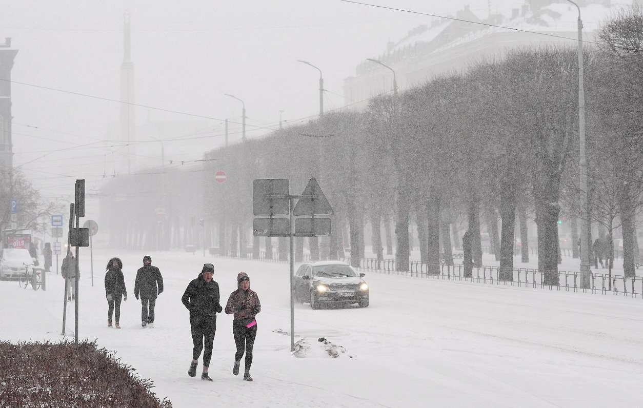 Otrdien Latvijas dienvidu daļā ilgstoši snigs