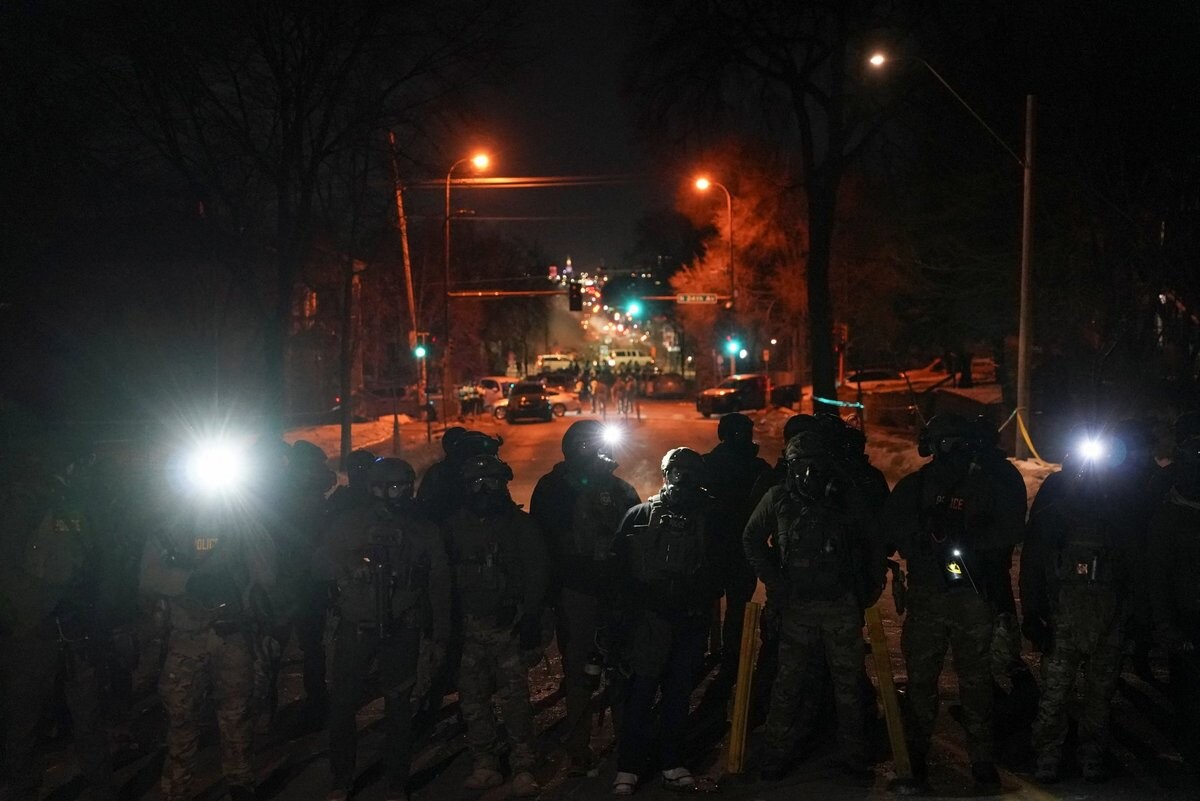 ASV imigrācijas policija Mineapolē nošauj vīrieti, izraisot protestus