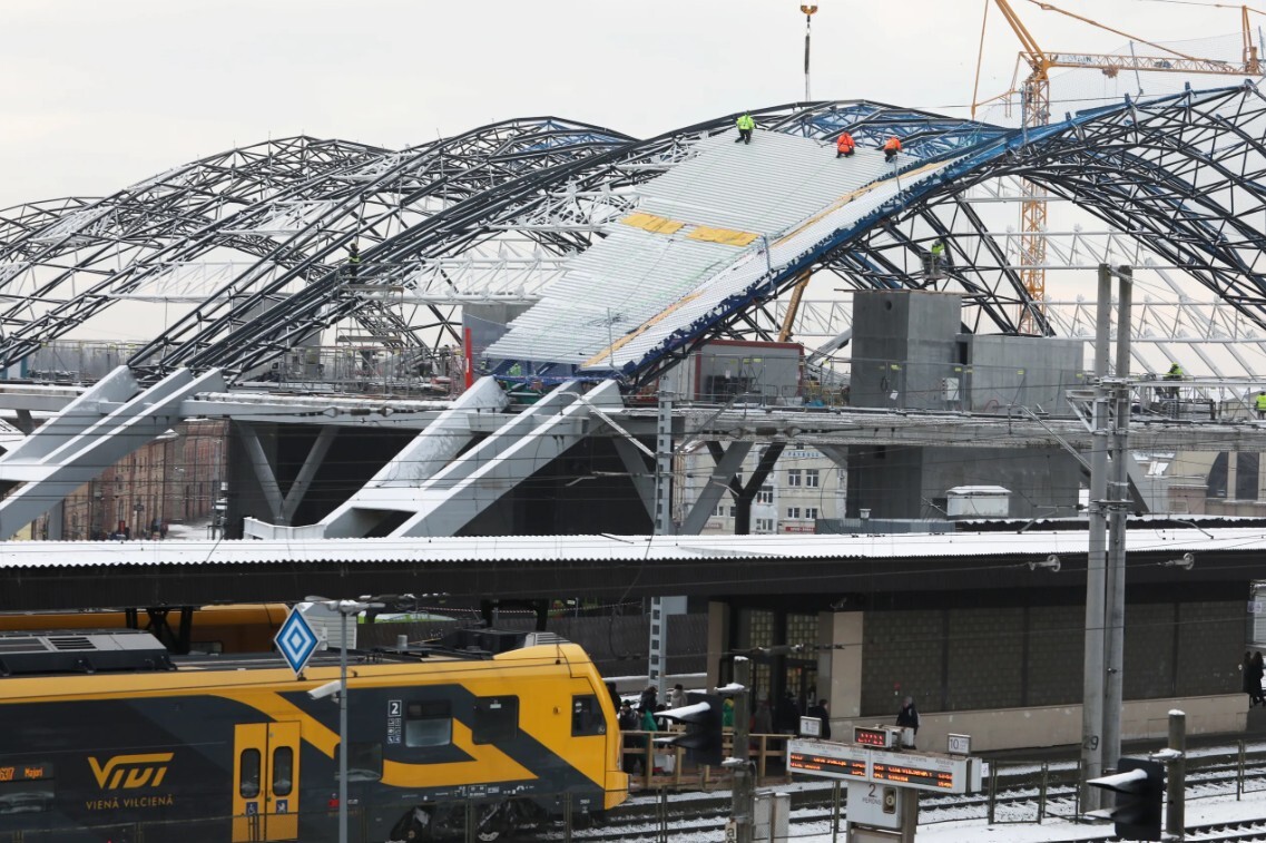 “Rail Baltica” pirmās kārtas būvniecība varētu kavēties par 3-5 gadiem
