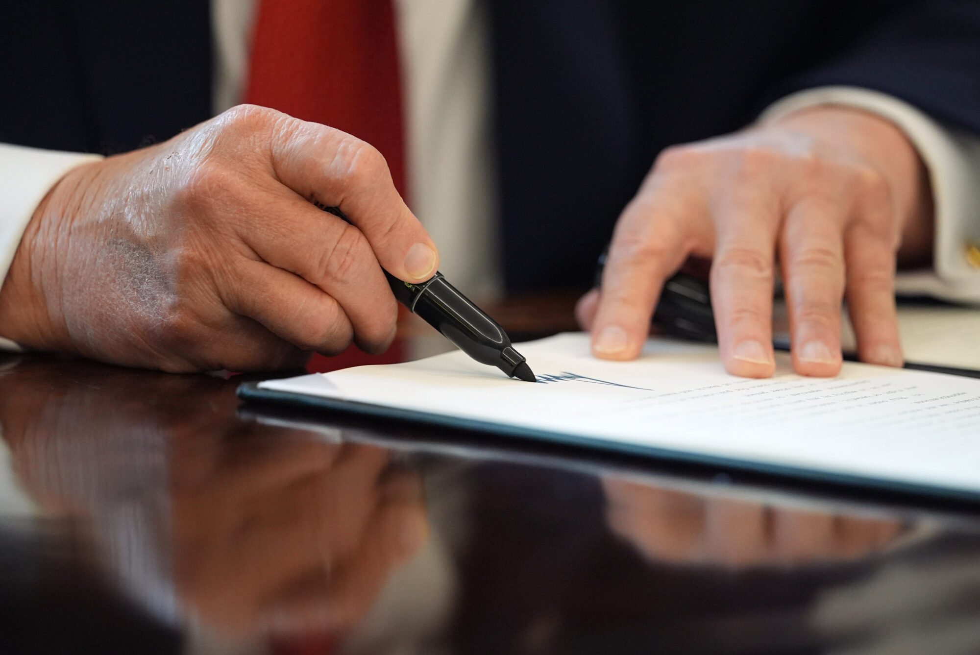Trumps paraksta rīkojumu par stingrāku vēlēšanu kārtību