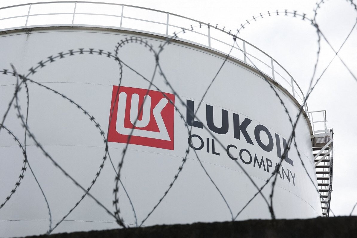 Pēc Ukrainas uzbrukumiem nestrādā trīs no četrām “Lukoil” naftas pārstrādes rūpnīcām