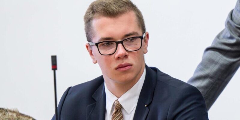 AfD politiķi tiesā par aizliegtas dziesmas atskaņošanu