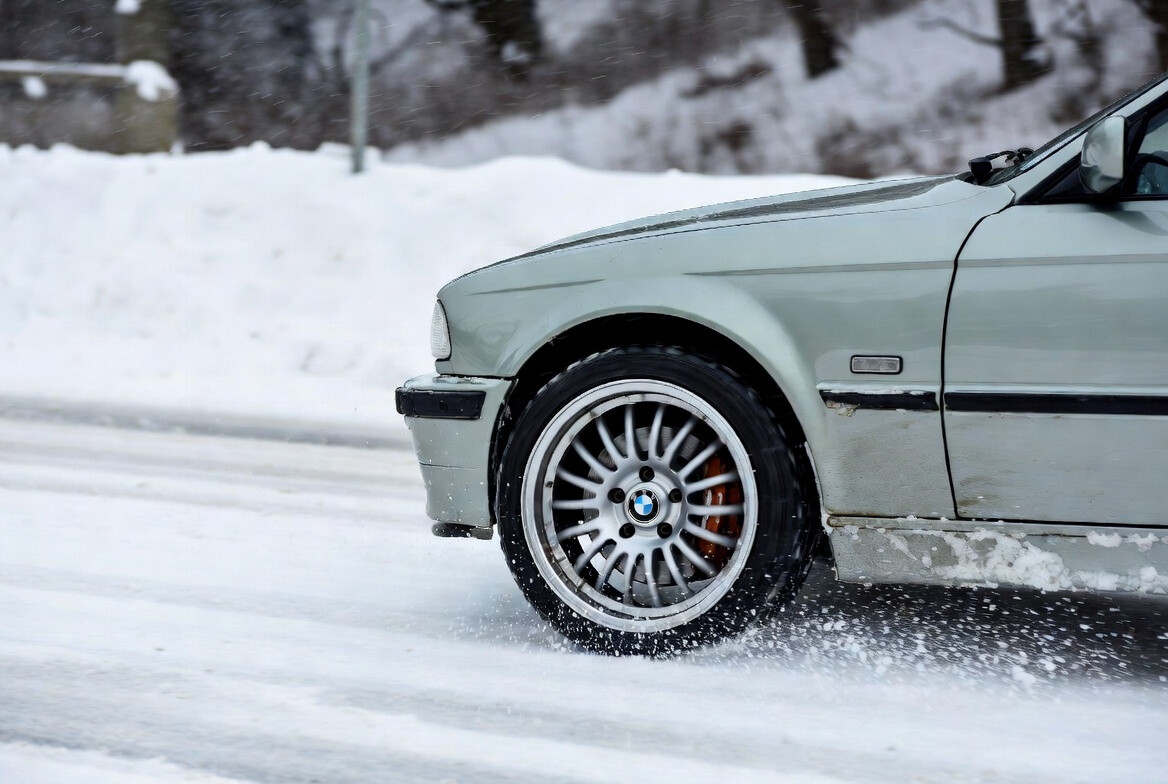 Drifts Zirgu salā “BMW” stūrētājam beidzas ar protokolu