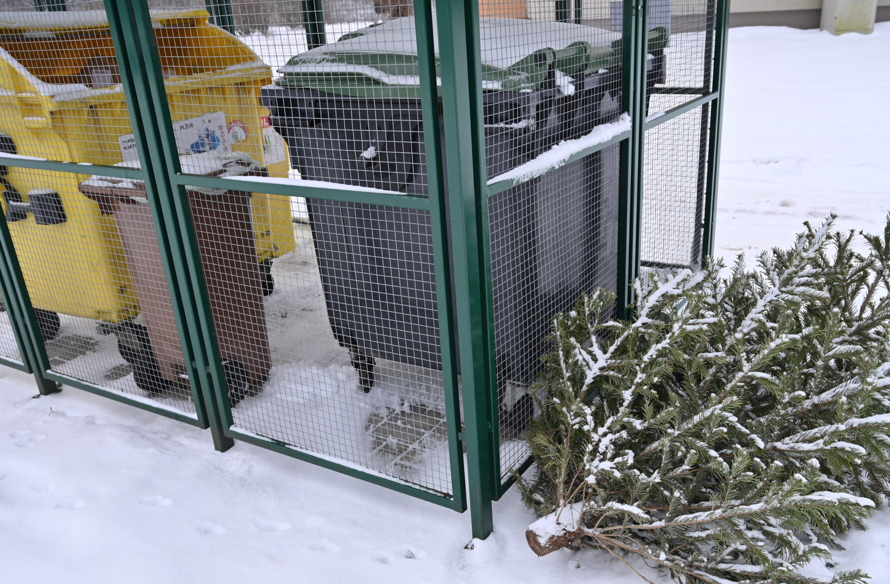 Iedzīvotājiem pašiem jārūpējas, lai atkritumi konteinerā nesasalst