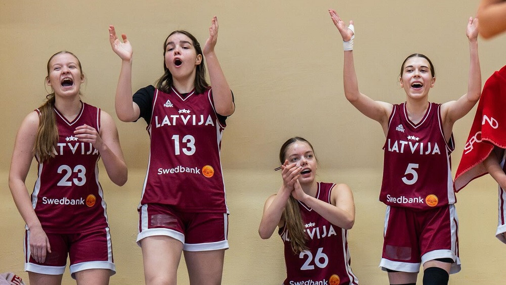 Latvijas U16 aizsardzības vilnis “aizslauka” Zviedrijas kadetes
