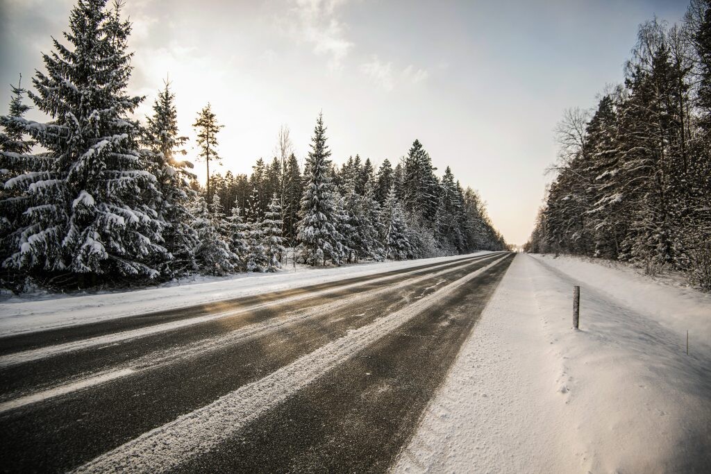 Ceturtdienas pēcpusdienā apgrūtināti braukšanas apstākļi galvenokārt Latgalē